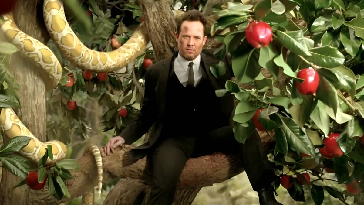 Dean Winters in an Allstate commercial as the character Mayhem