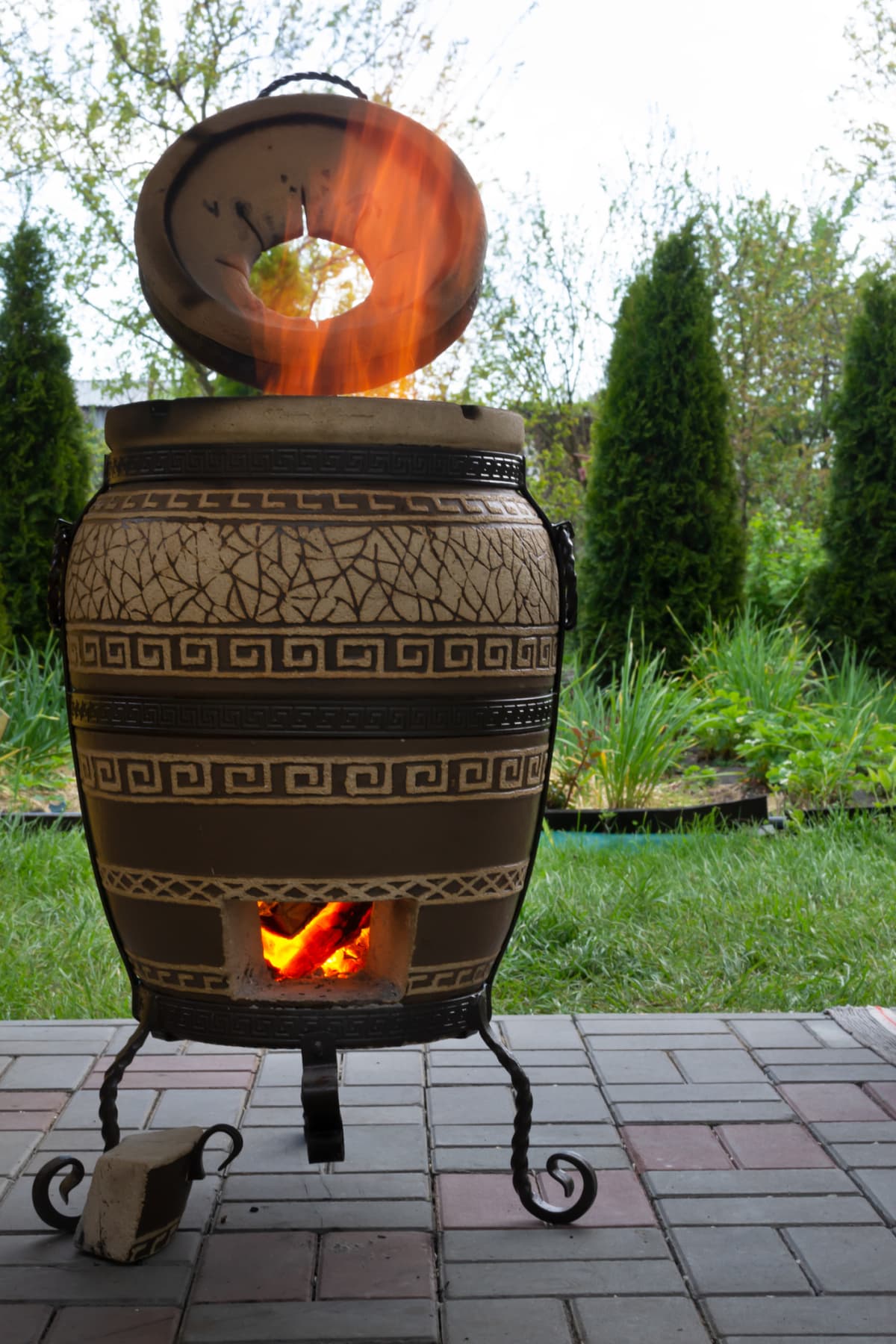 Fire in the tandoor. Preheat the tandoor before preparing the kebab.