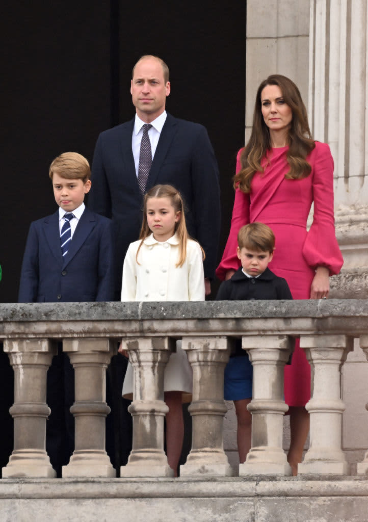 LONDON, ENGLAND - JUNE 05: (L-R) Prince George of Cambridge, Prince WIlliam, Duke of Cambridge, Princess Charlotte of Cambridge, Catherine, Duchess of Cambridge and Prince Louis of Cambridge on the balcony during the Platinum Pageant on June 05, 2022 in London, England. The Platinum Jubilee of Elizabeth II is being celebrated from June 2 to June 5, 2022, in the UK and Commonwealth to mark the 70th anniversary of the accession of Queen Elizabeth II on 6 February 1952. (Photo by Karwai Tang/WireImage)