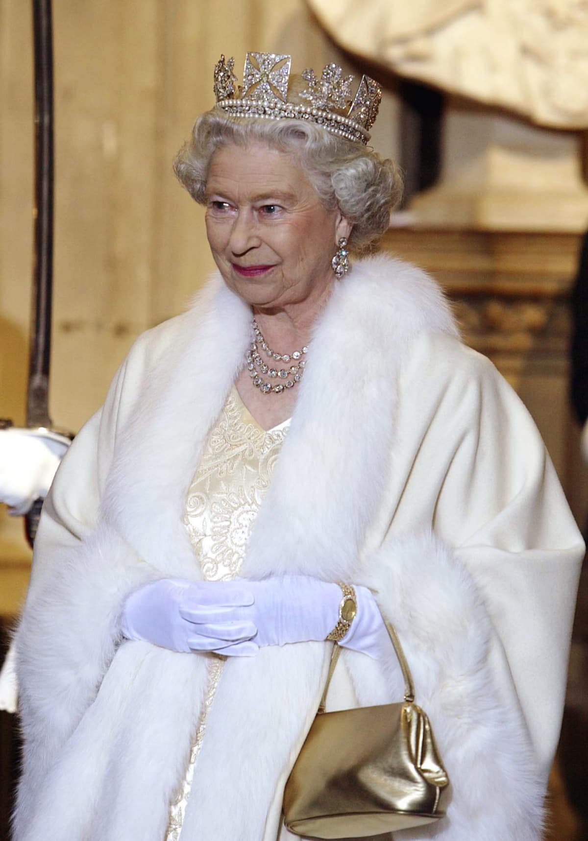 LONDON, ENGLAND - MAY 17: Queen Elizabeth II attends the Elizabeth line's official opening at Paddington Station on May 17, 2022 in London, England. (Photo by Andrew Matthews - WPA Pool/Getty Images)