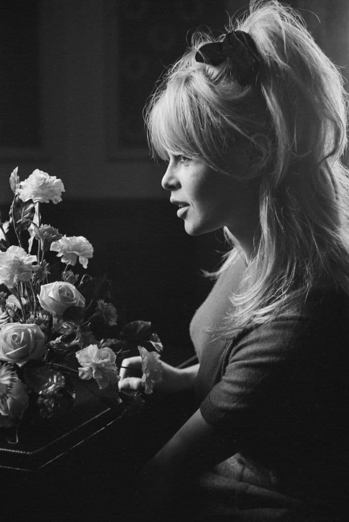 Portrait de l'actrice Brigitte Bardot lors du tournage du film 'Une ravissante idiote'  réalisé par Edouard Molinaro à Londres en octobre 1963, Royaume-Uni. (Photo by REPORTERS ASSOCIES/Gamma-Rapho via Getty Images)