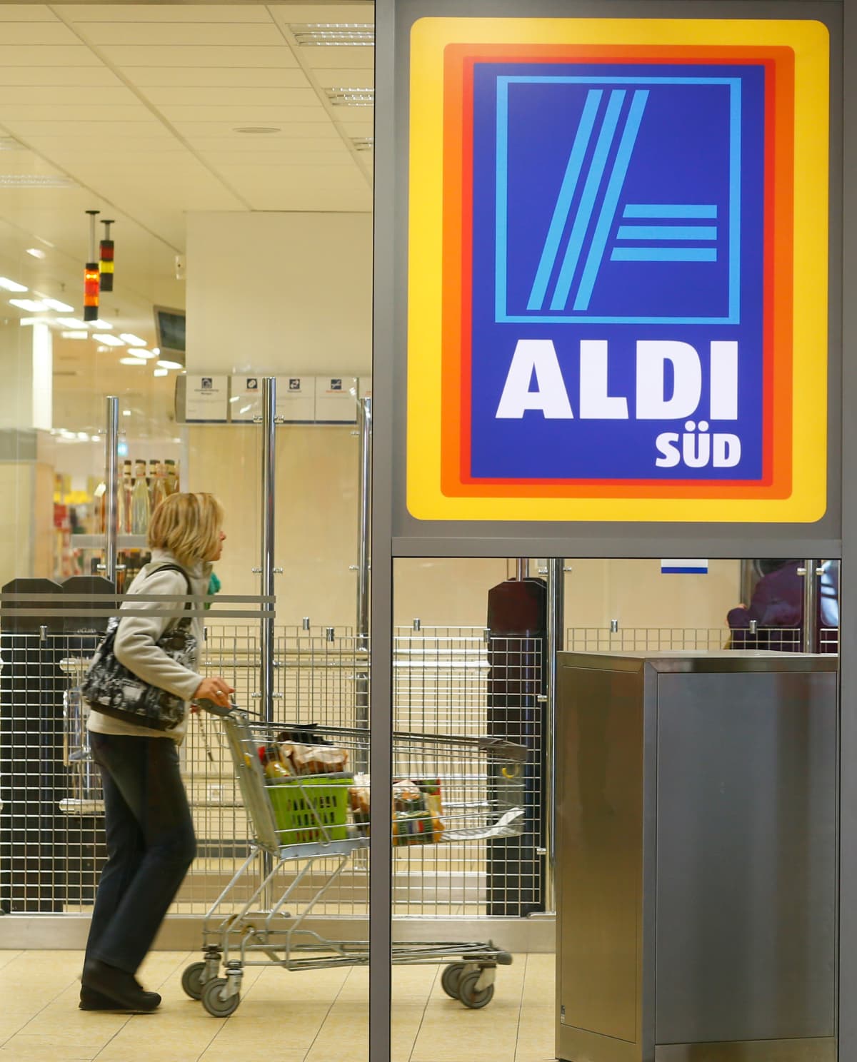 (GERMANY OUT) Niederlande, Utrecht: Filiale der Supermarktkette Aldi. (Photo by JOKER/Alexander Stein/ullstein bild via Getty Images)