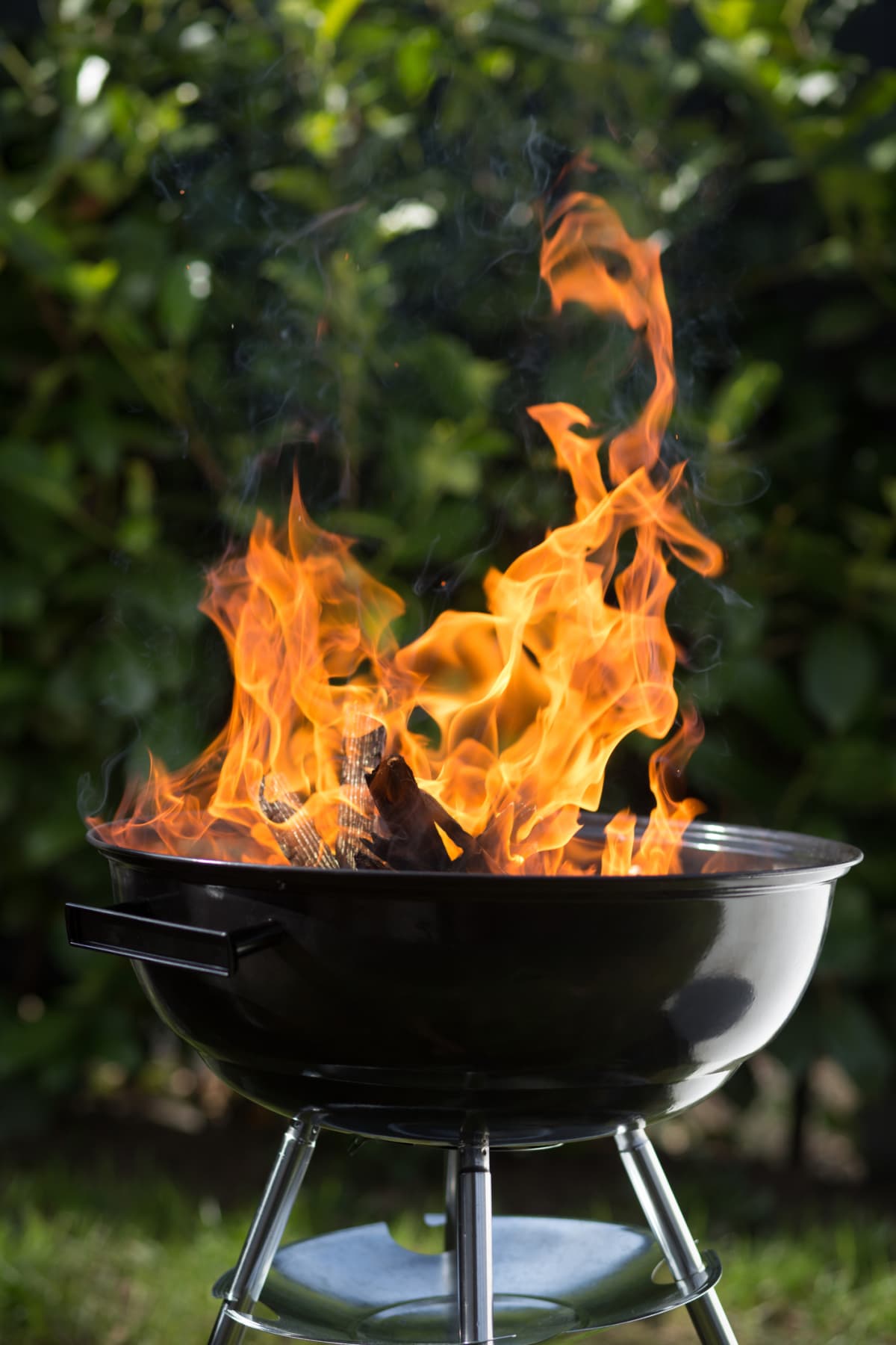Preparation of fire and embers for barbecue or grill