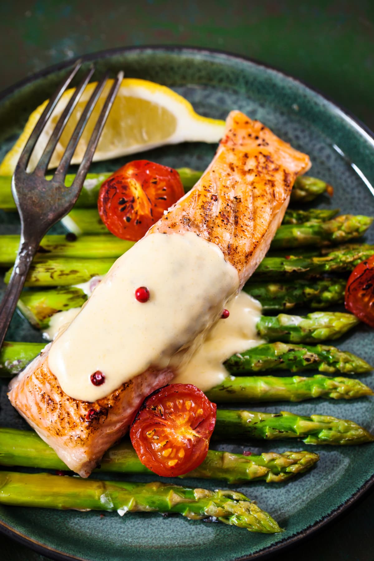 Salmon filet on asparagus with beurre blanc on top
