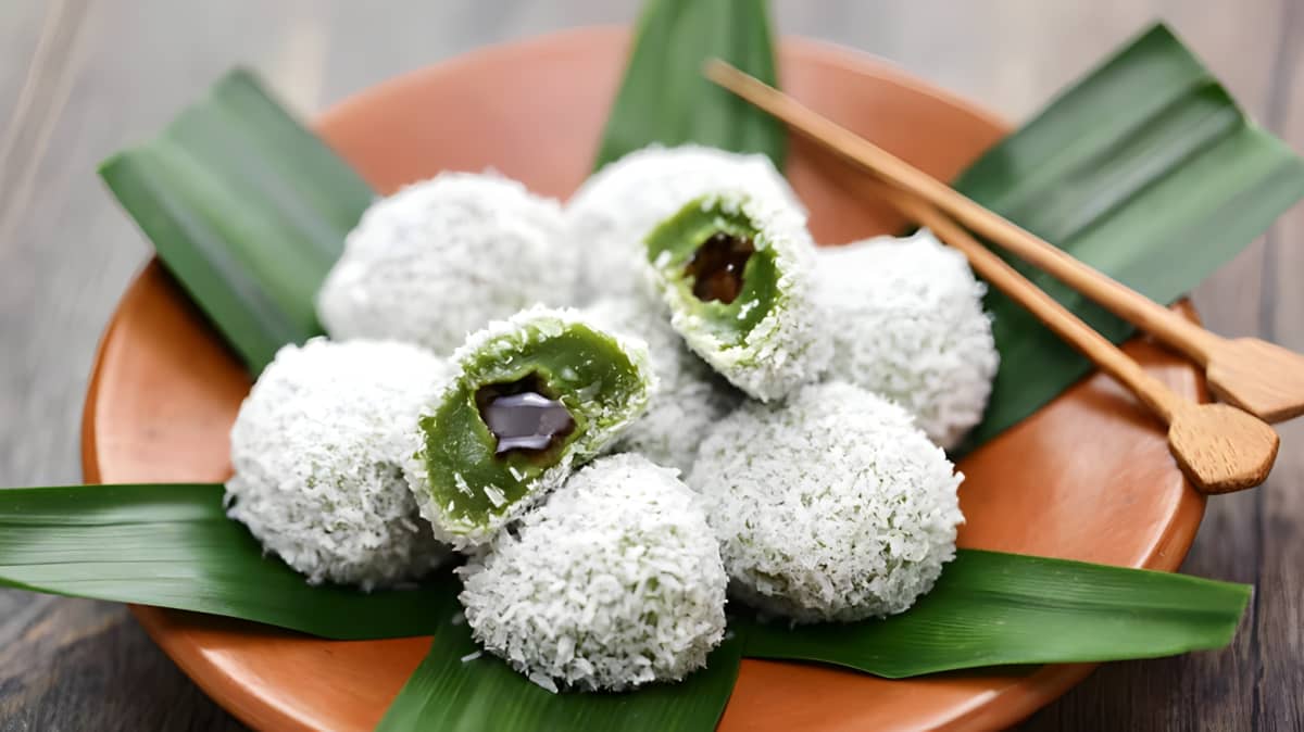 Onde-onde rice cake with open center