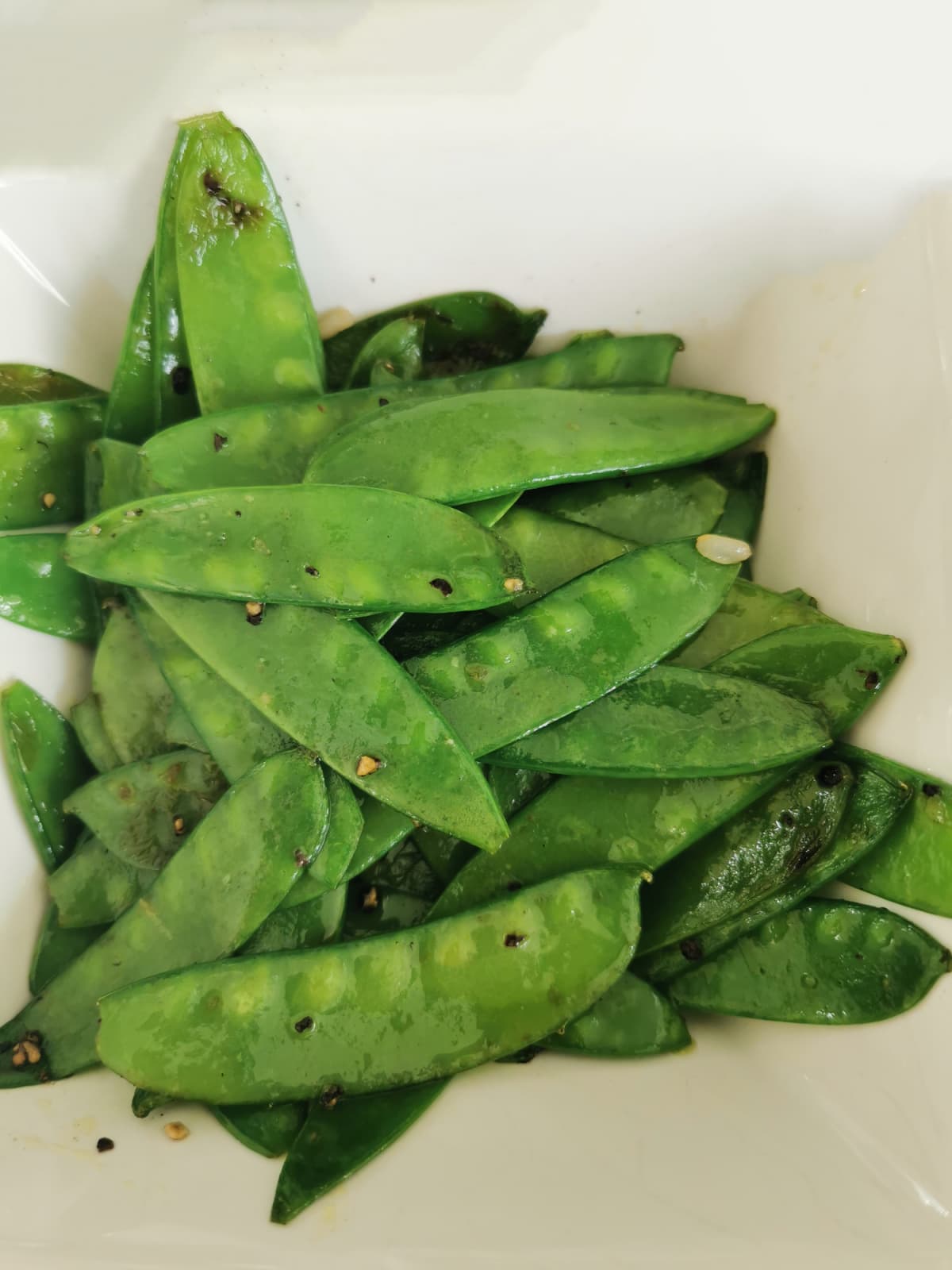 Cooked whole sugar snap peas