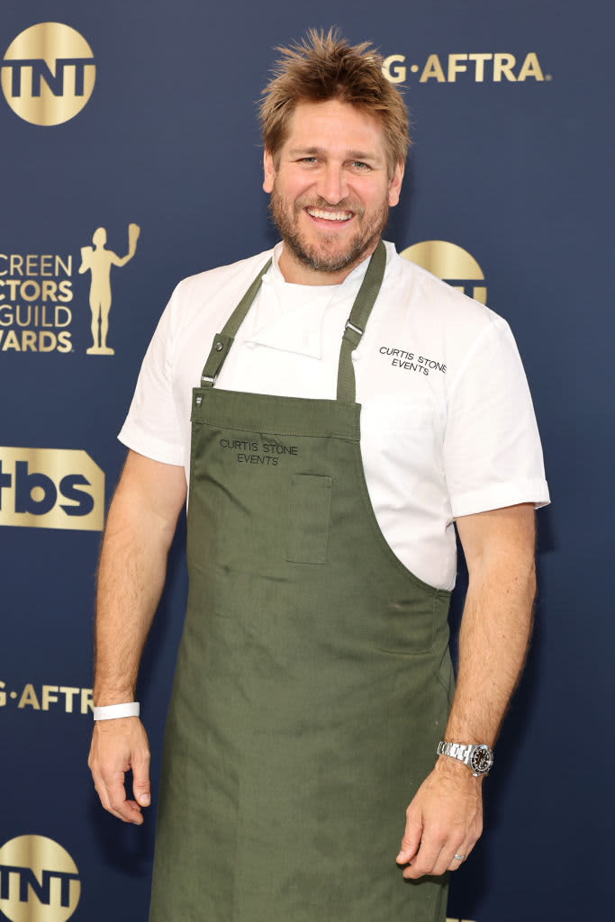SANTA MONICA, CALIFORNIA - FEBRUARY 27: Curtis Stone attends the 28th Annual Screen Actors Guild Awards at Barker Hangar on February 27, 2022 in Santa Monica, California. (Photo by Amy Sussman/WireImage)