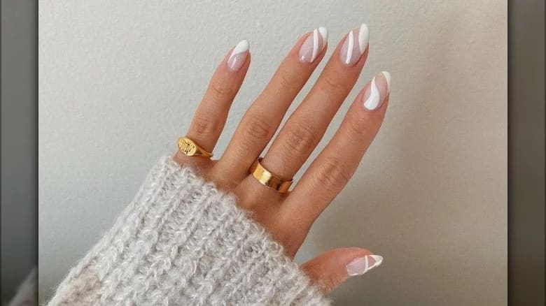 Get inspired by these mesmerizing retro swirls nails! 💅✨