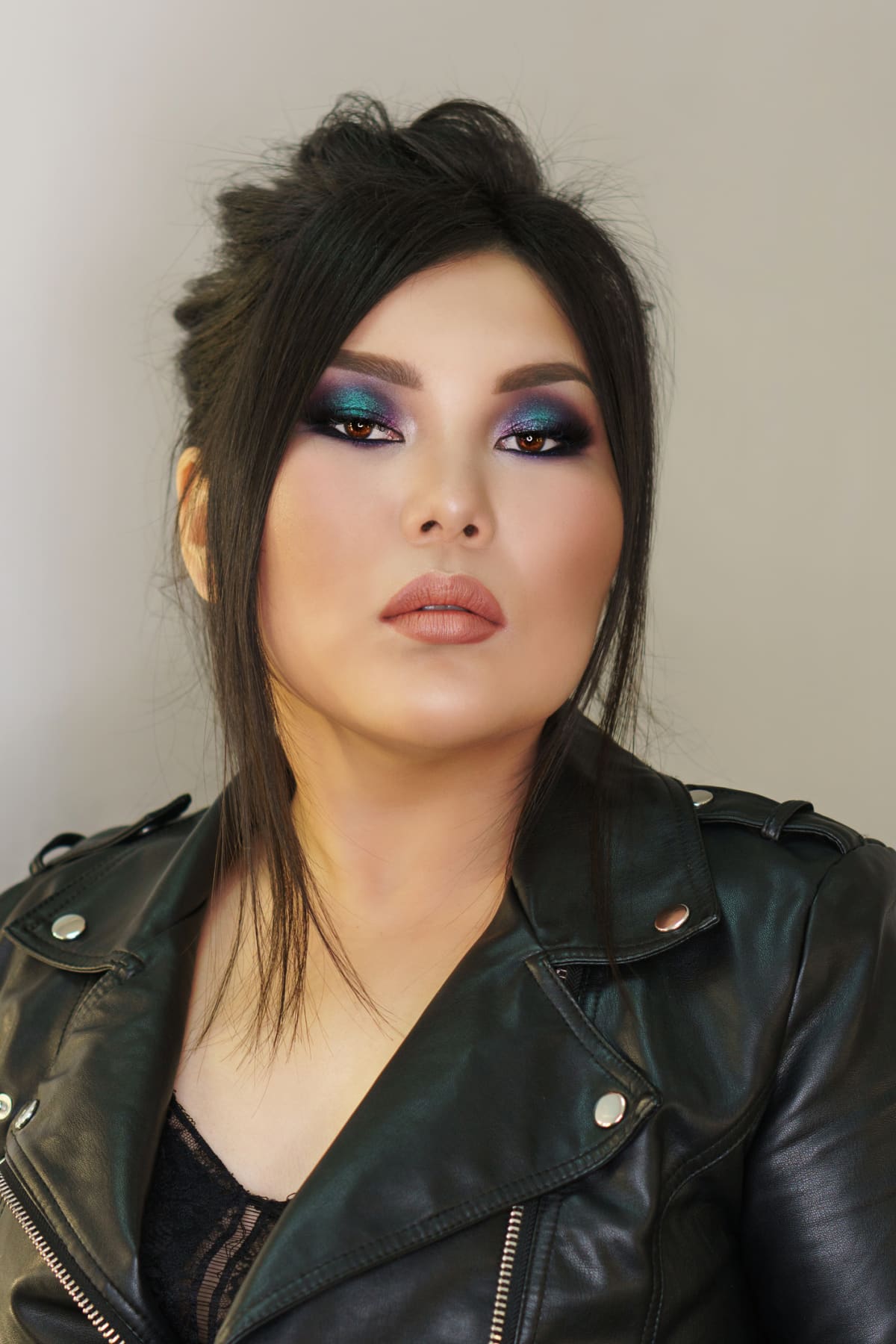 woman with monolids rocking a smoky eye makeup look