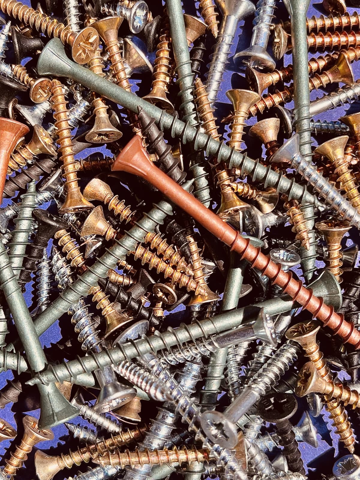 Pile of large and small screws 