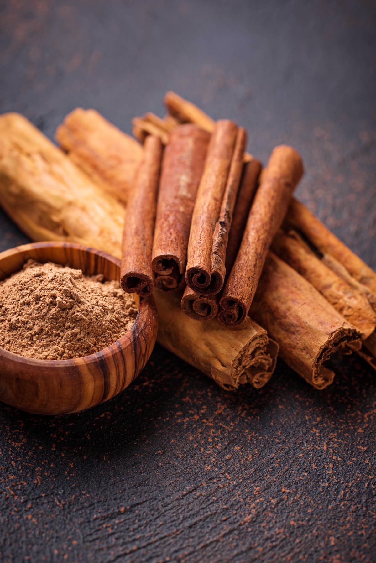 Ceylon cinnamon and cassia, sticks and powder. Selective focus.