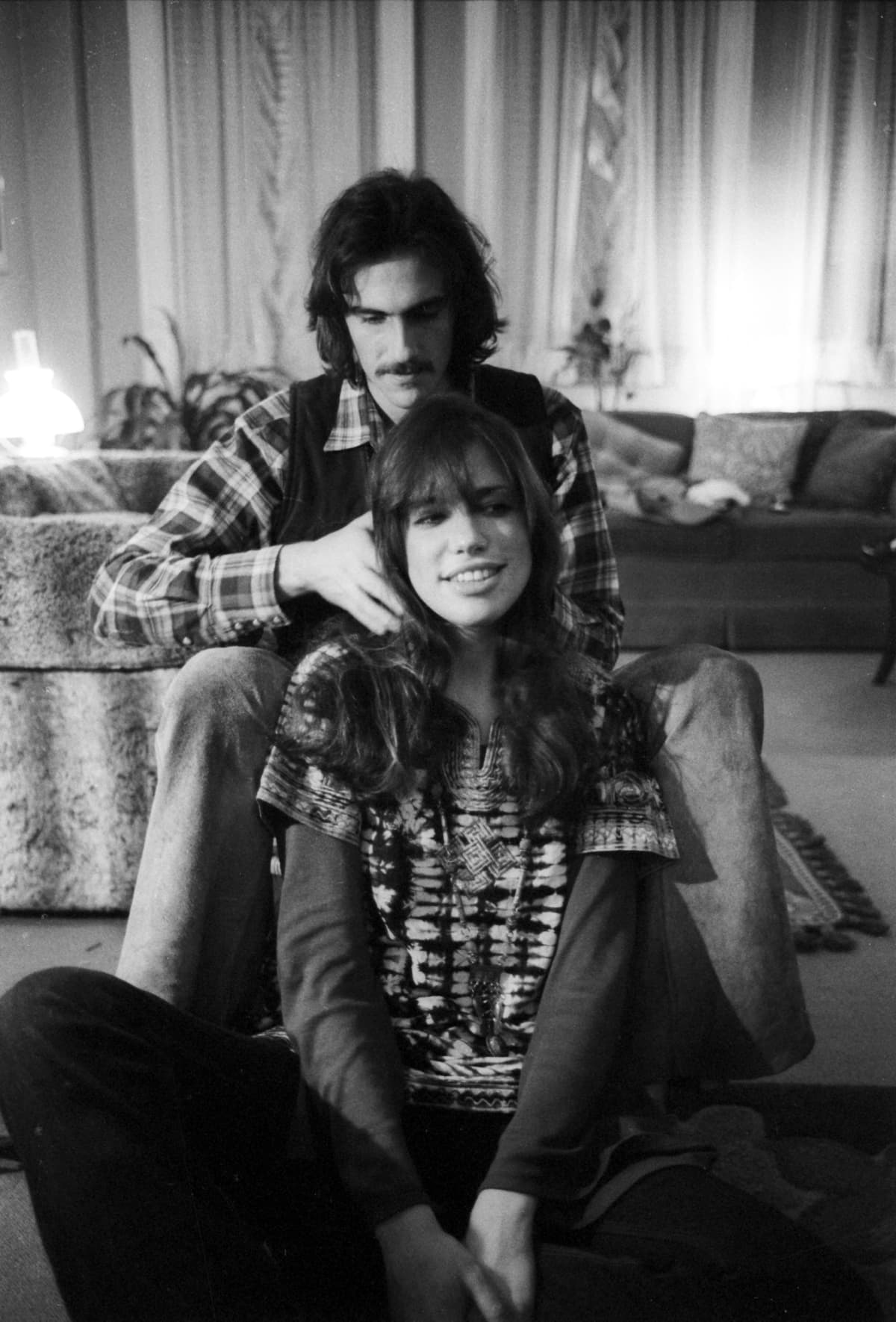 NEW YORK - OCTOBER 13:  Singer/songwriter couple Carly Simon and James Taylor pose for a portrait session at the their home on October 13, 1971 in New York City, New York. (Photo by Michael Ochs Archives/Getty Images)  