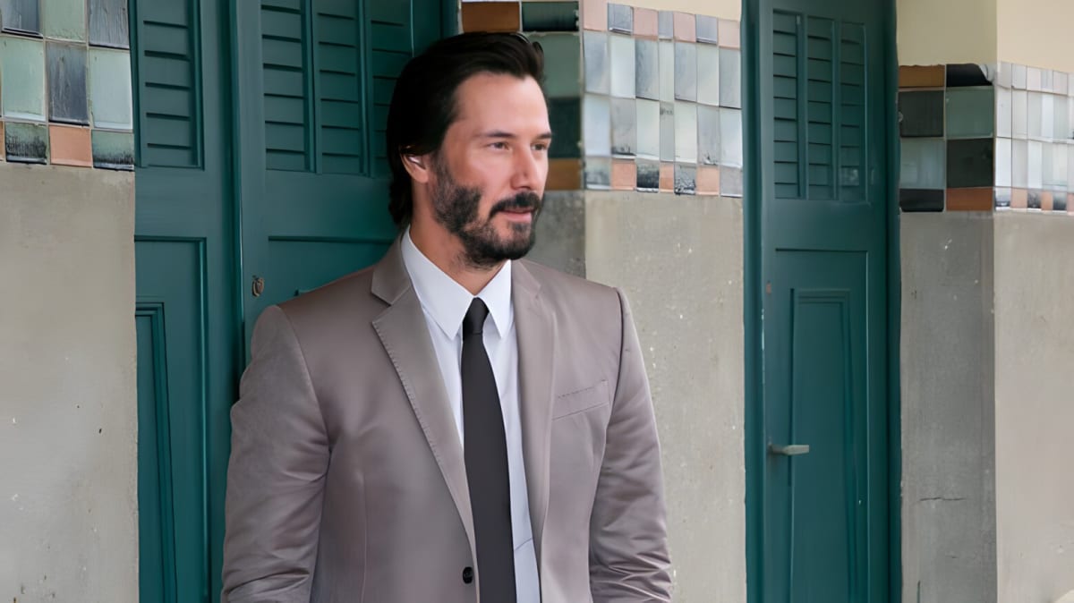 Keanu Reeves poising for a photo