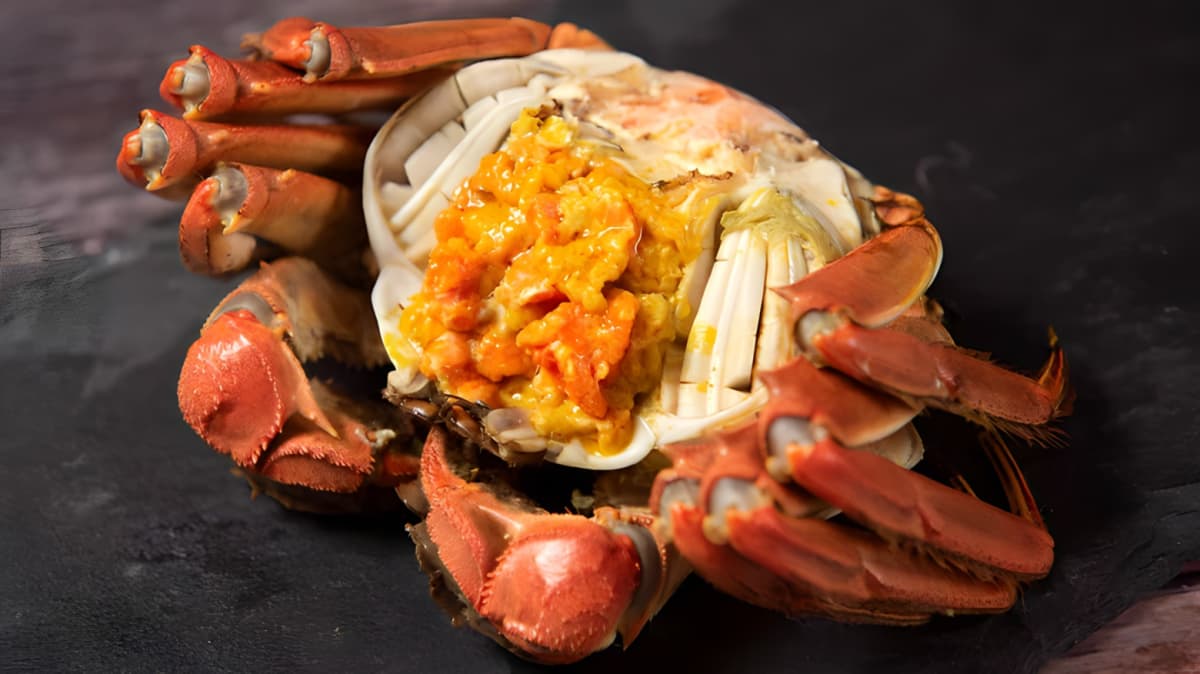 A cracked open crab with hepatopancreas inside.