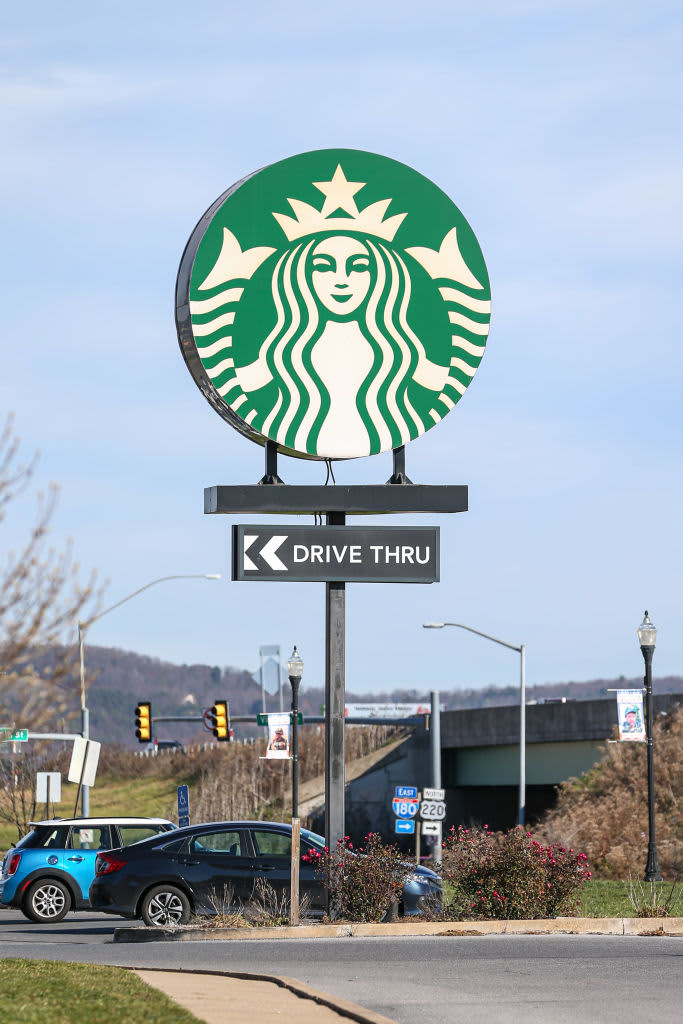WILLIAMSPORT, PENNSYLVANIA, UNITED STATES - 2022/11/21: A large sign with the Starbucks logo is seen at its coffeehouse in Williamsport. (Photo by Paul Weaver/SOPA Images/LightRocket via Getty Images)