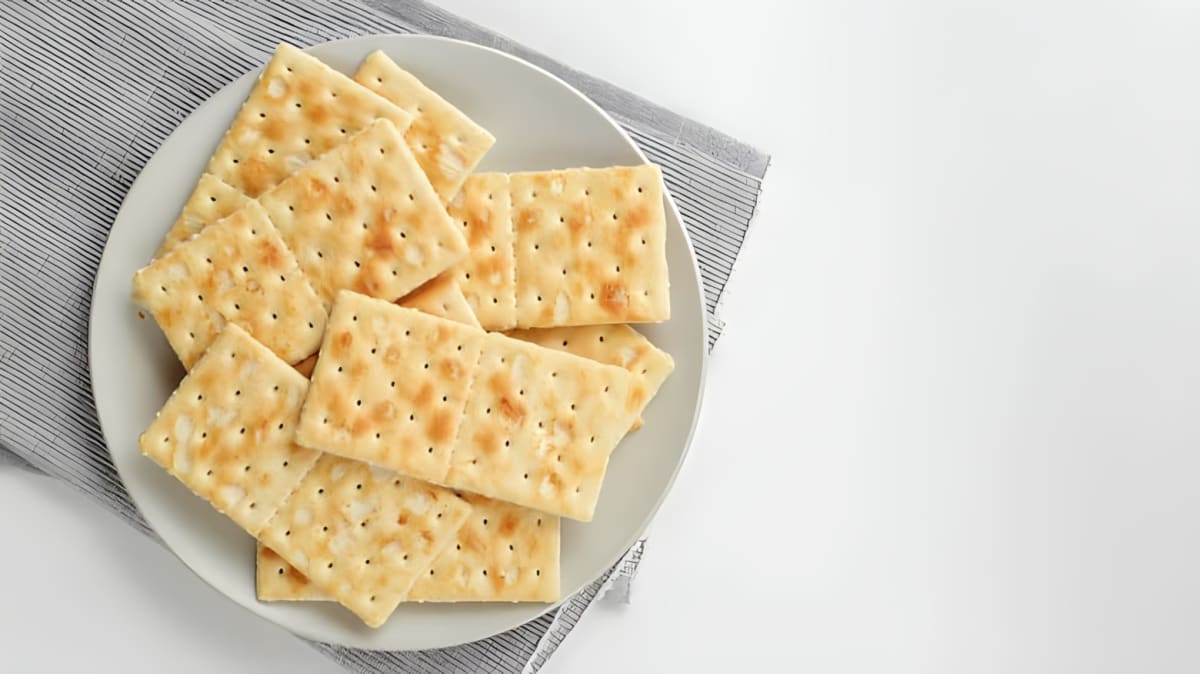A pile of saltines 
