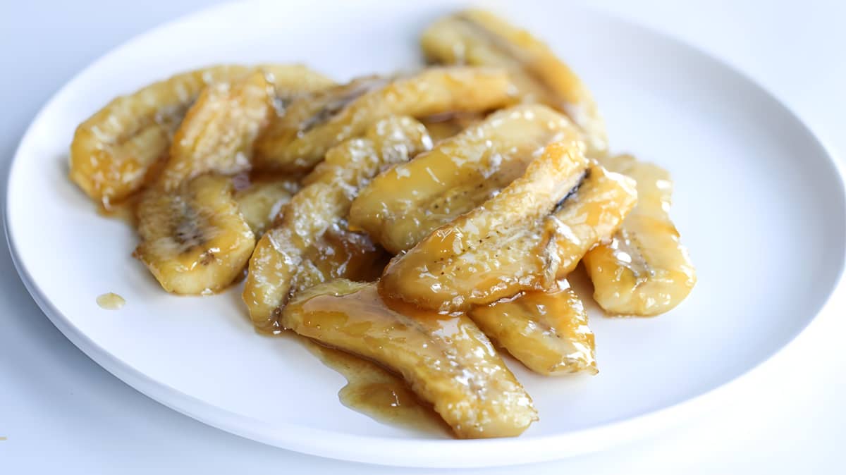 Caramelized bananas on a plate