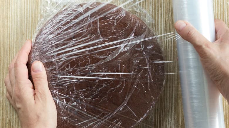 How do they get the plastic wrap around the circle mould like that