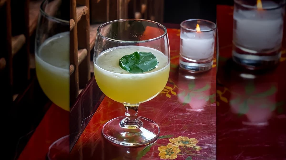 An airmail cocktail with mint