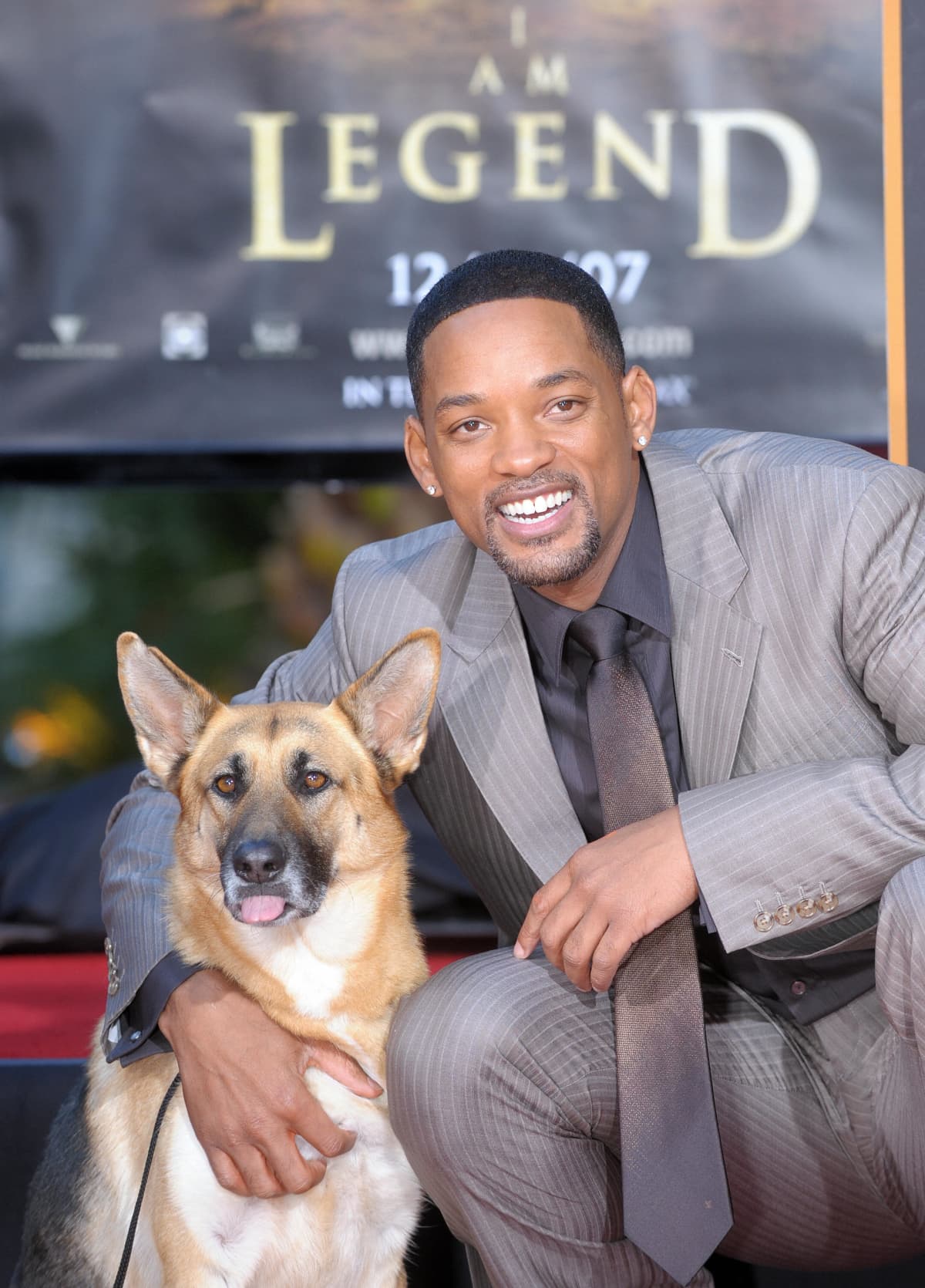 American film actor Will Smith attends a gala premiere to promote the new movie "I Am Legend" at Times Square, Hong Kong, 07 December 2007. The film will be on general release from 13 December in Hong Kong.  AFP PHOTO/Andrew ROSS (Photo credit should read ANDREW ROSS/AFP via Getty Images)