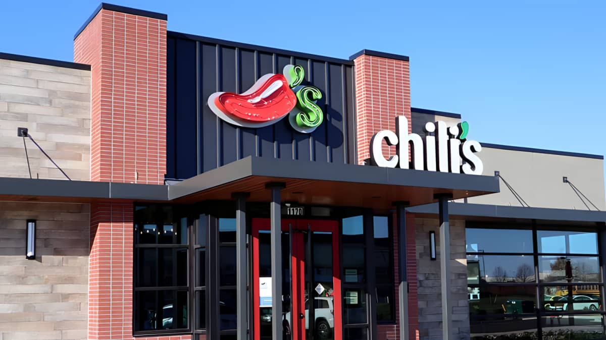 The entrance of a chili's restaurant. 