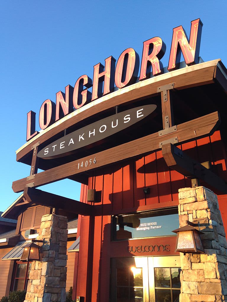 Entrance and signage of a Longhorn Steakhouse 