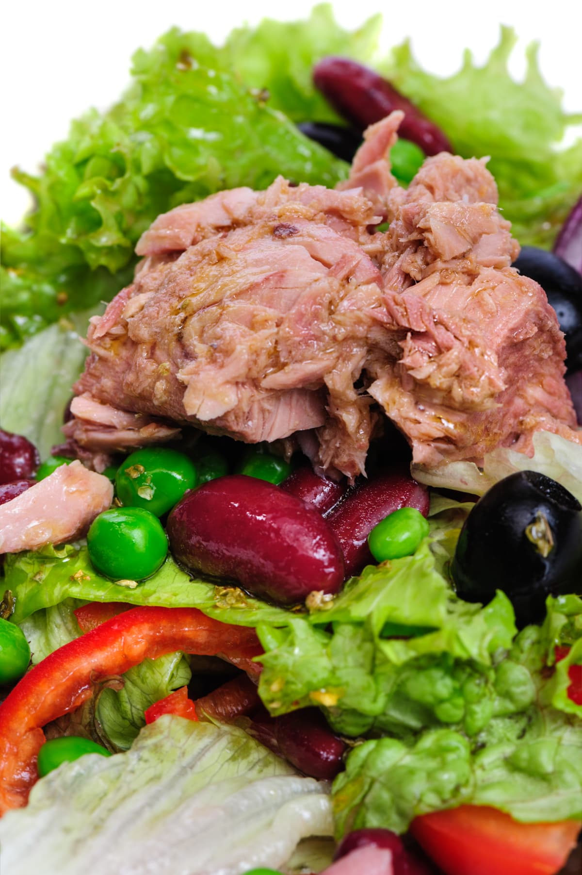 Tuna salad with lettuce, onion, red beans, tomato, green peas and other vegetables