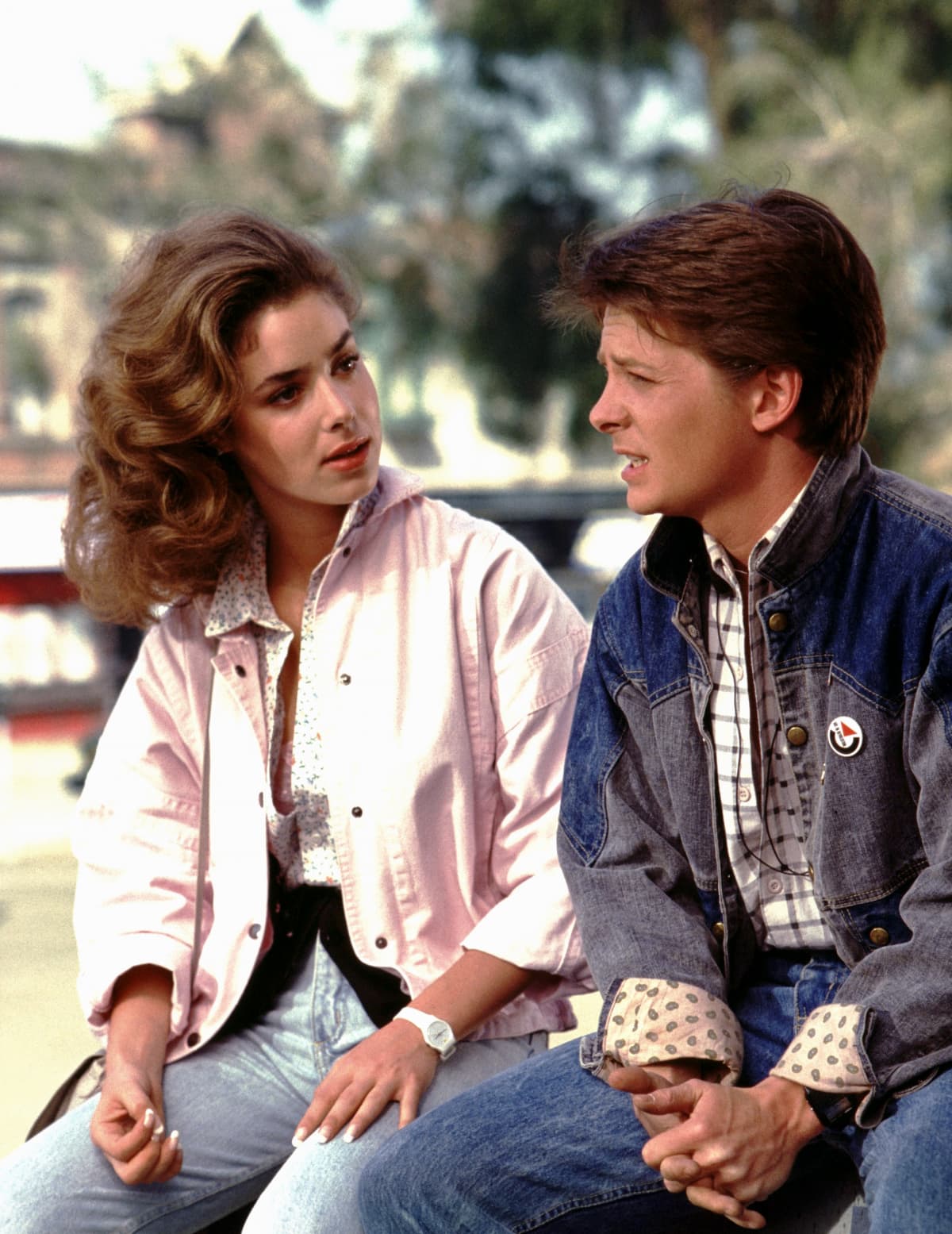 Claudia Wells sitting outside with Michael J. Fox in Back To The Future