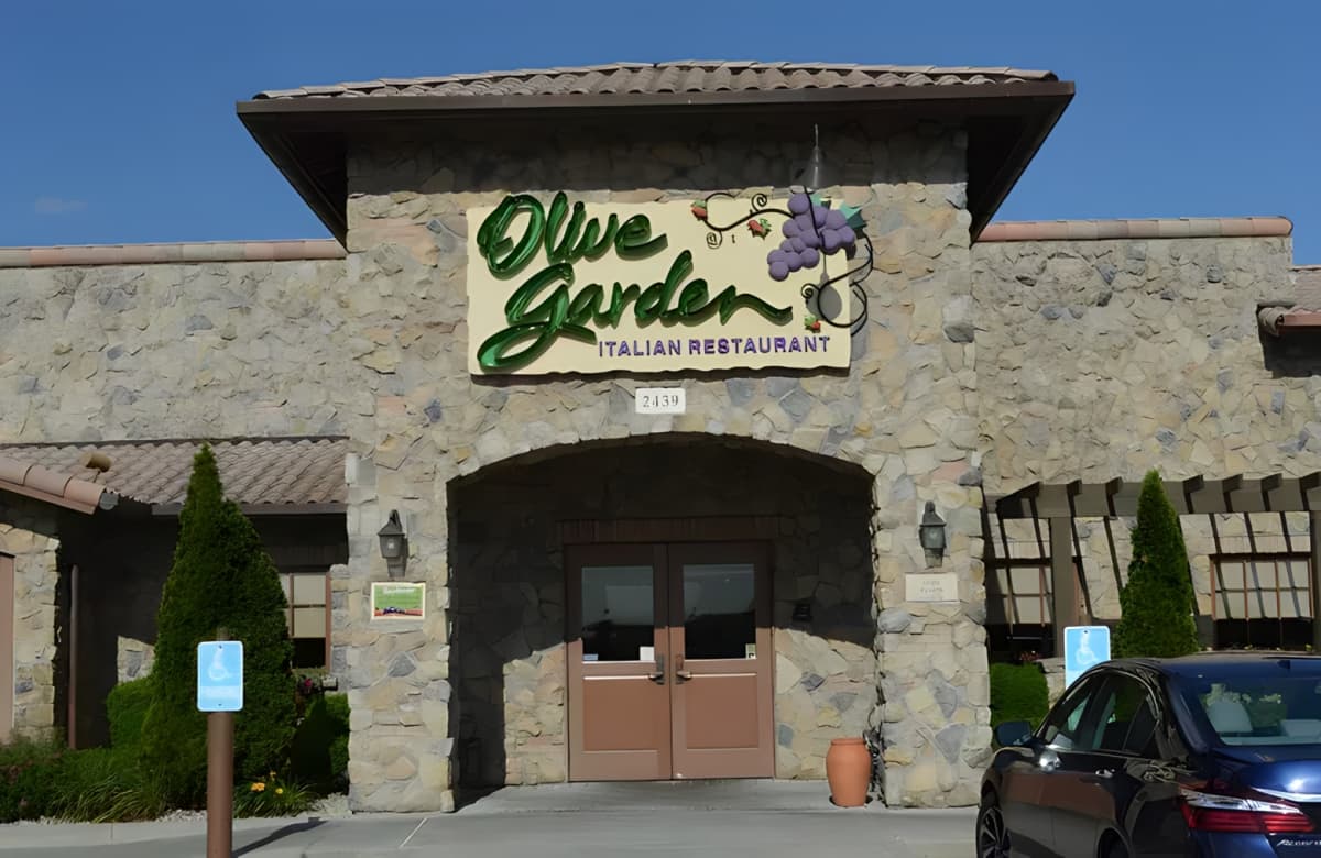 The outside of an Olive Garden retaurant.