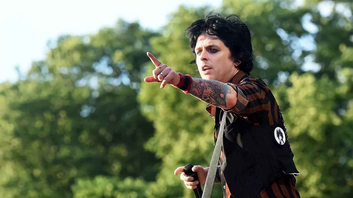 Billie Joe Armstrong of band Green day pointing to crowd