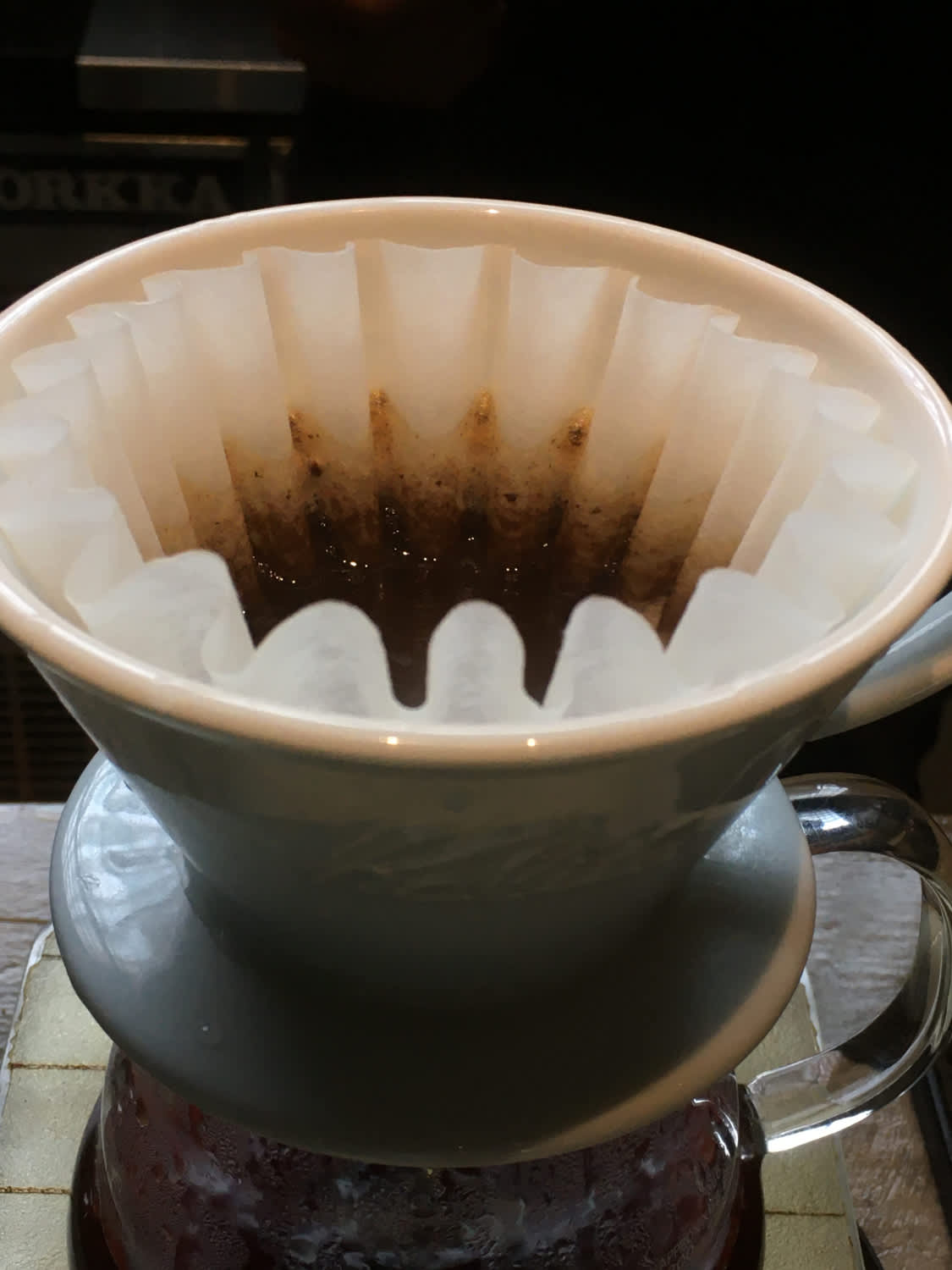 the rest of the coffee brewing using a manual tool for brewing kalita wave