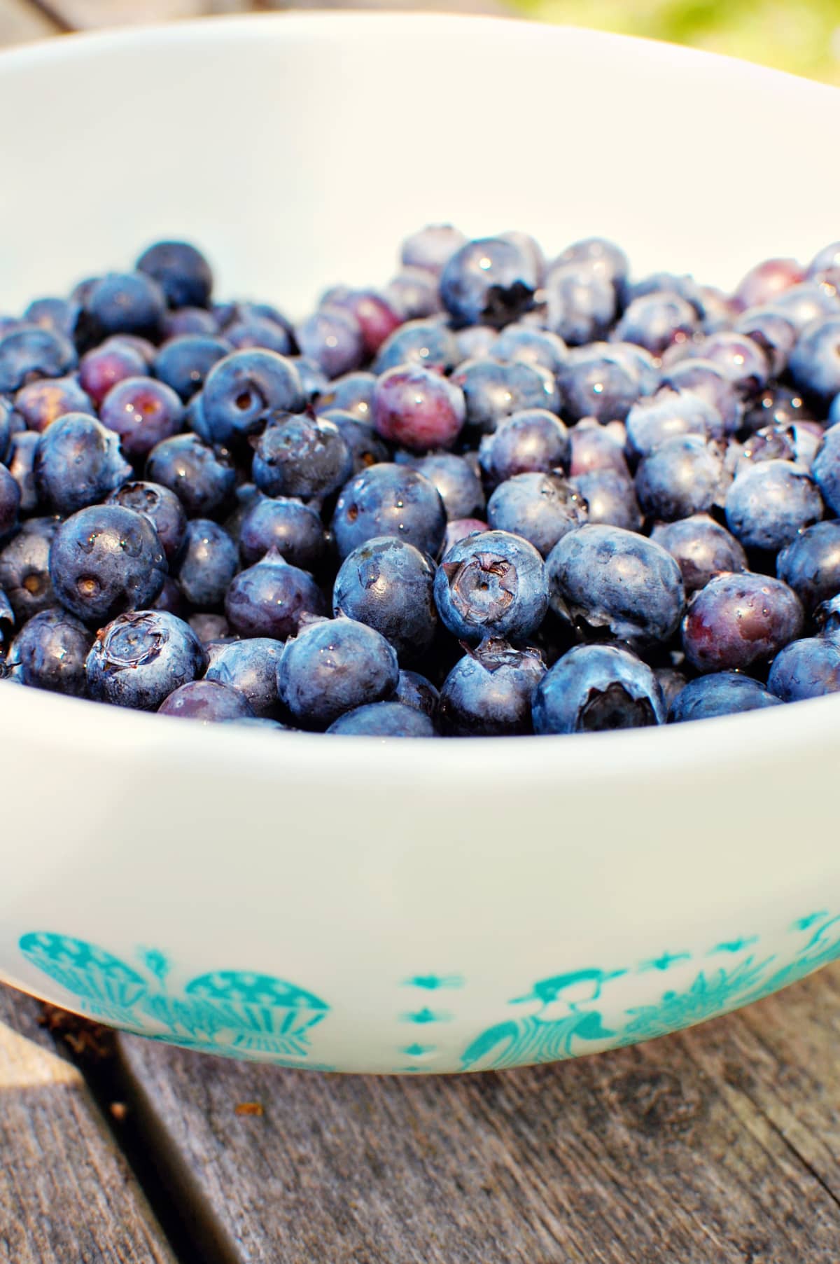 Blueberries in Pyrex bowl with vintage design.