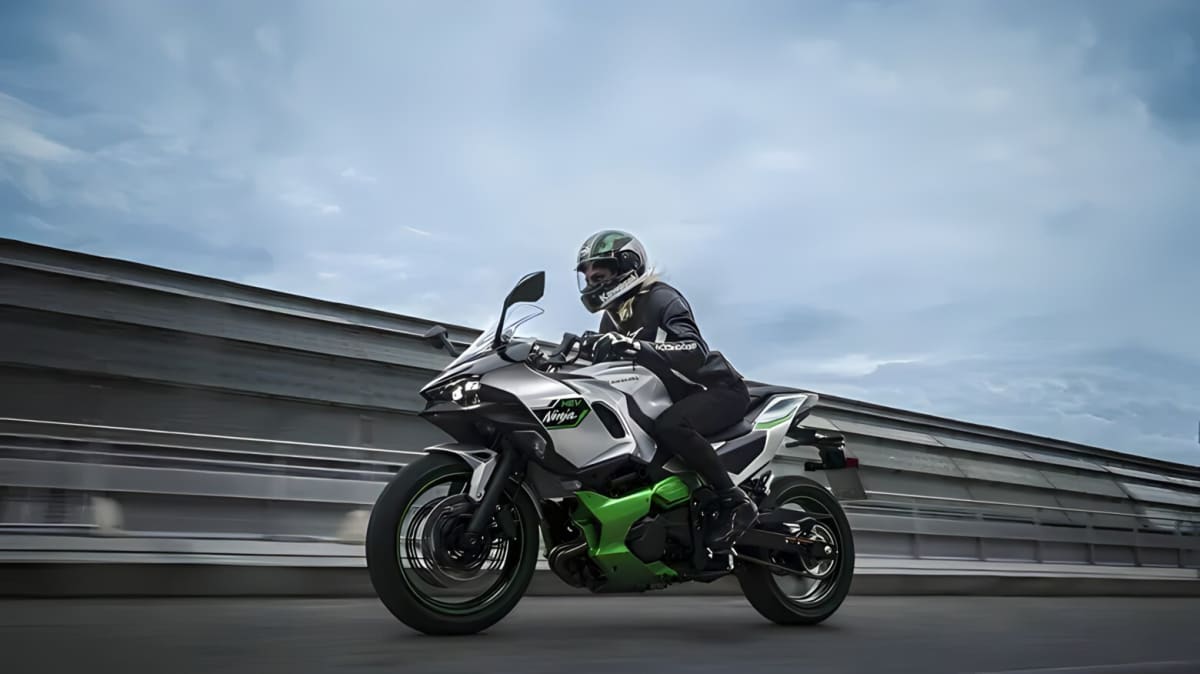 Motorcyclist riding the Kawasaki Ninja 7 Hybrid