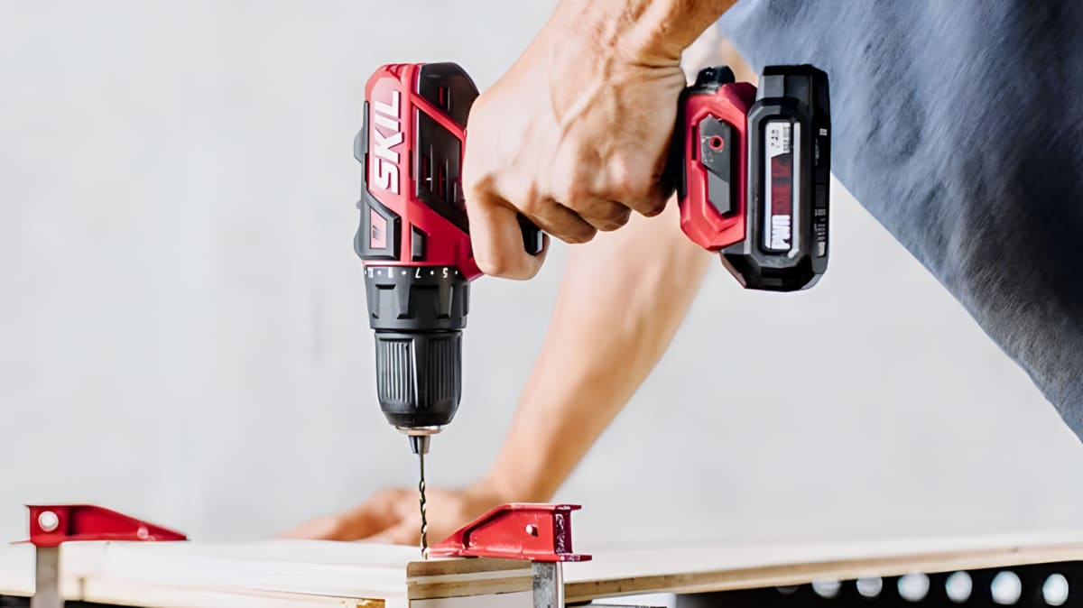 Hand using a Skil drill