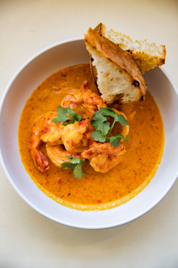 Bowl of shrimp curry with bread