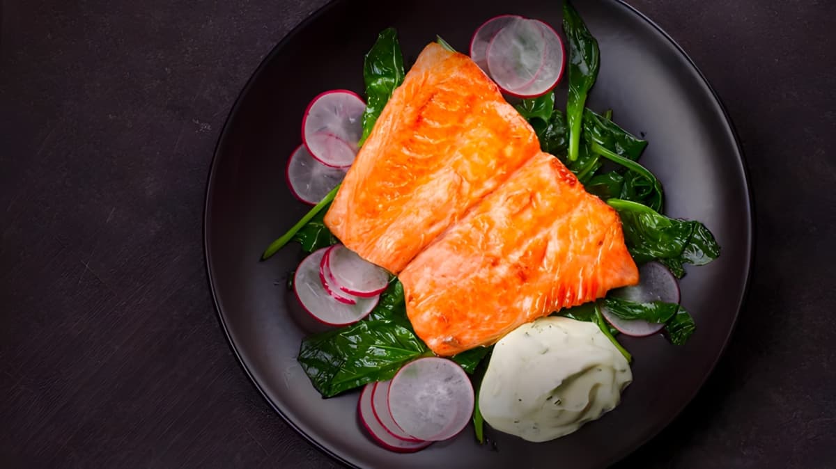 Broiled salmon filets with radish and spinach