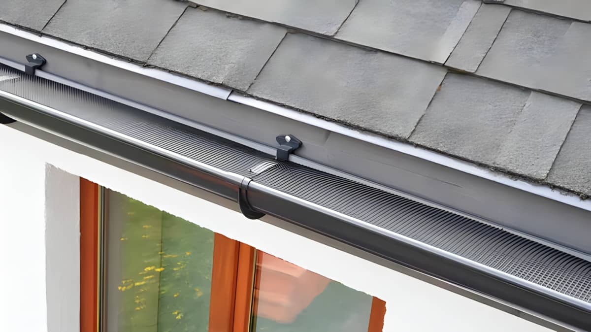 Roof gutter system in a house with gutter guard