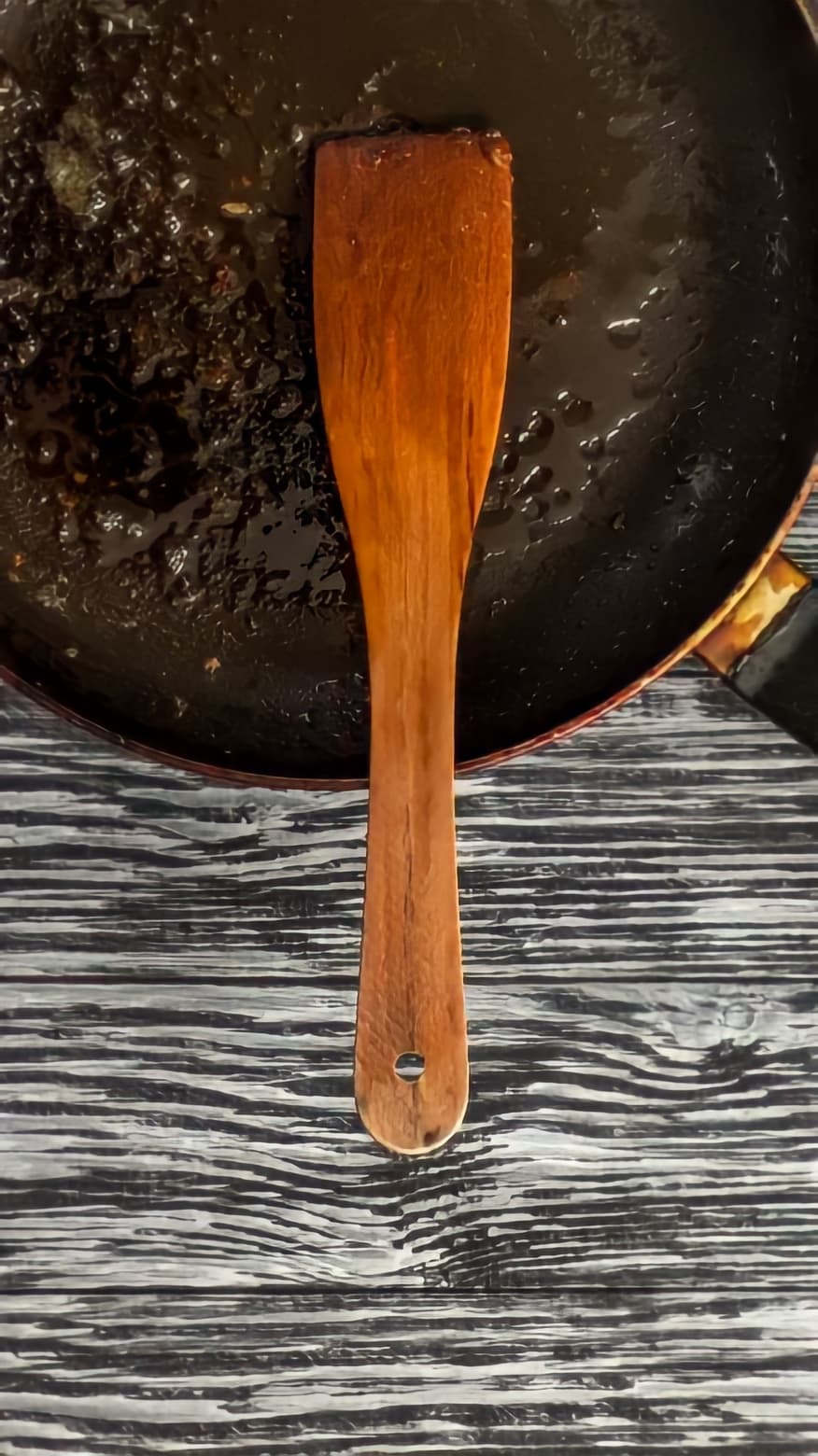Burnt sugar in a pan with a wooden spatula
