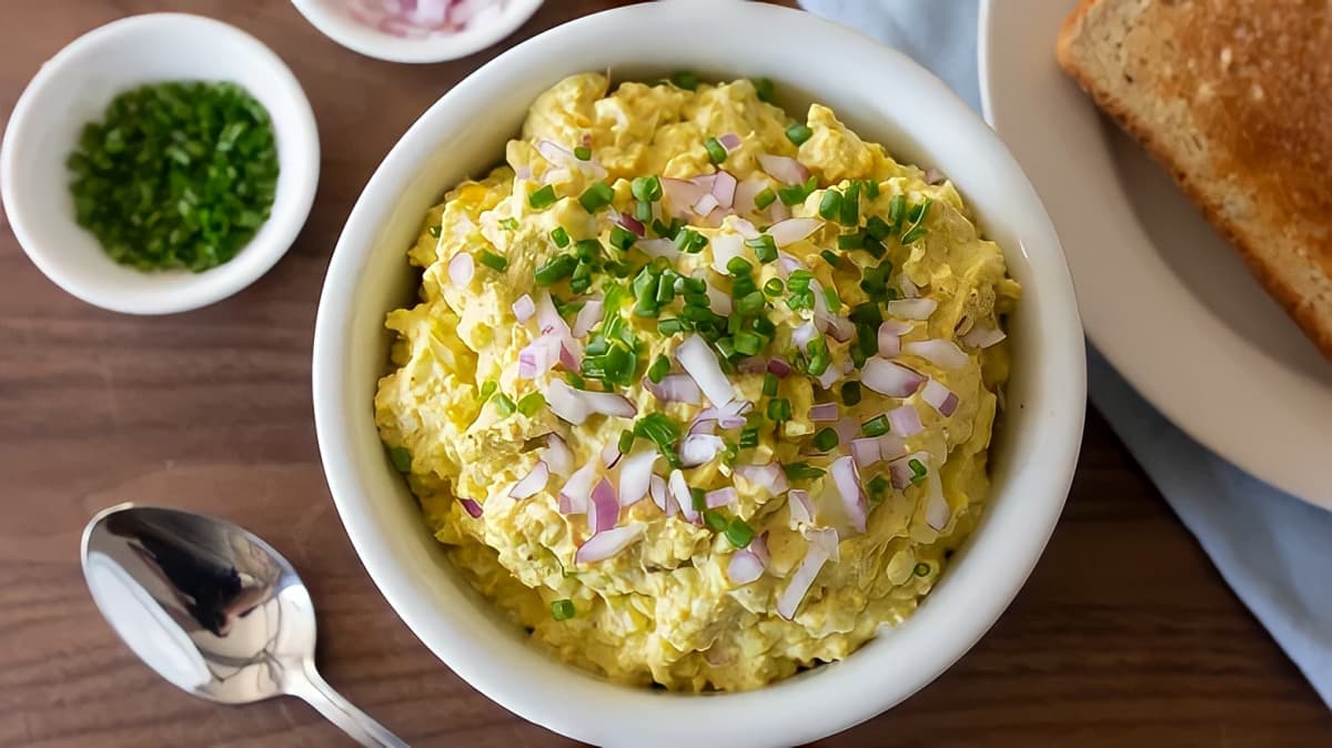 egg salad with chives and onions