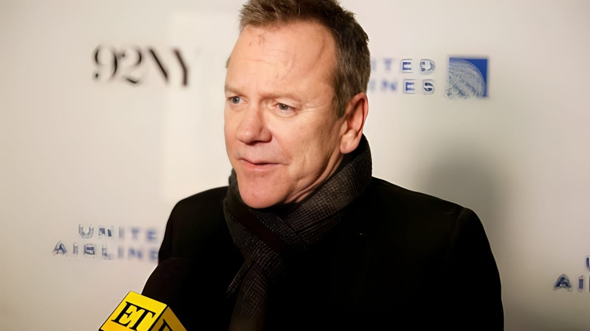 Kiefer Sutherland in front of a microphone