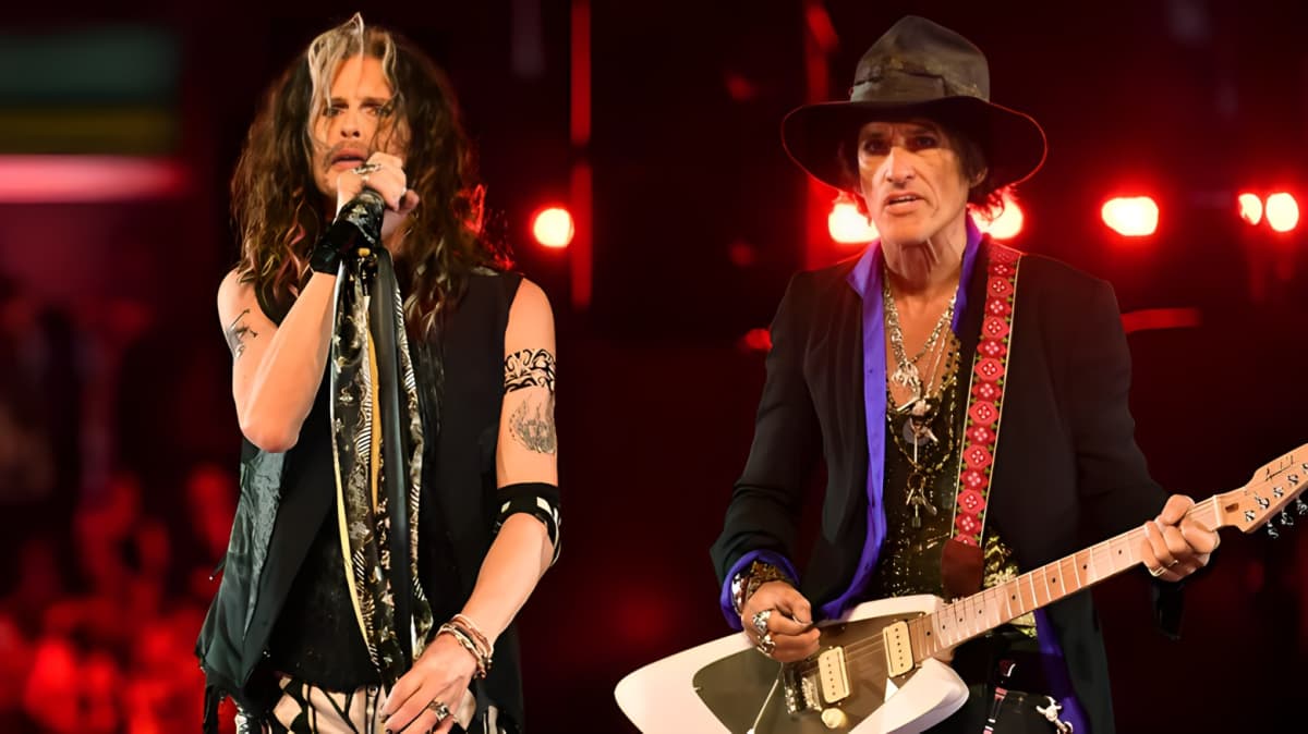 Steven Tyler and Joe Perryon performing on stage