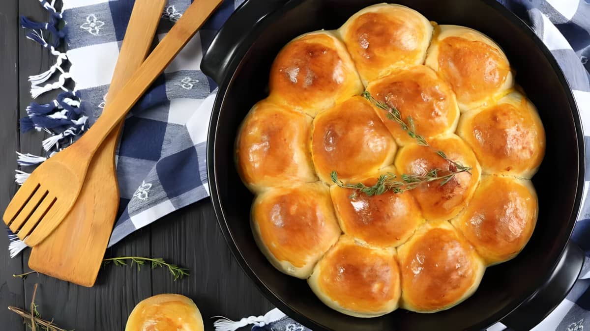 Cooked dinner rolls in a pan.