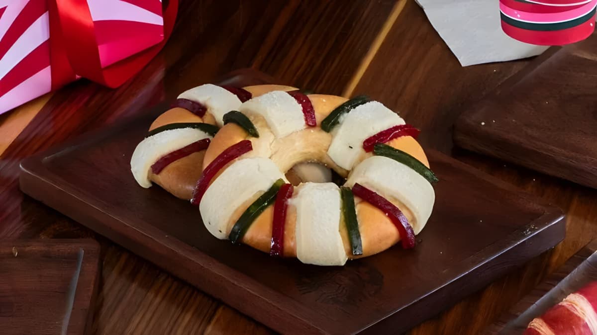 The Starbucks Rosca de Reyes dessert.