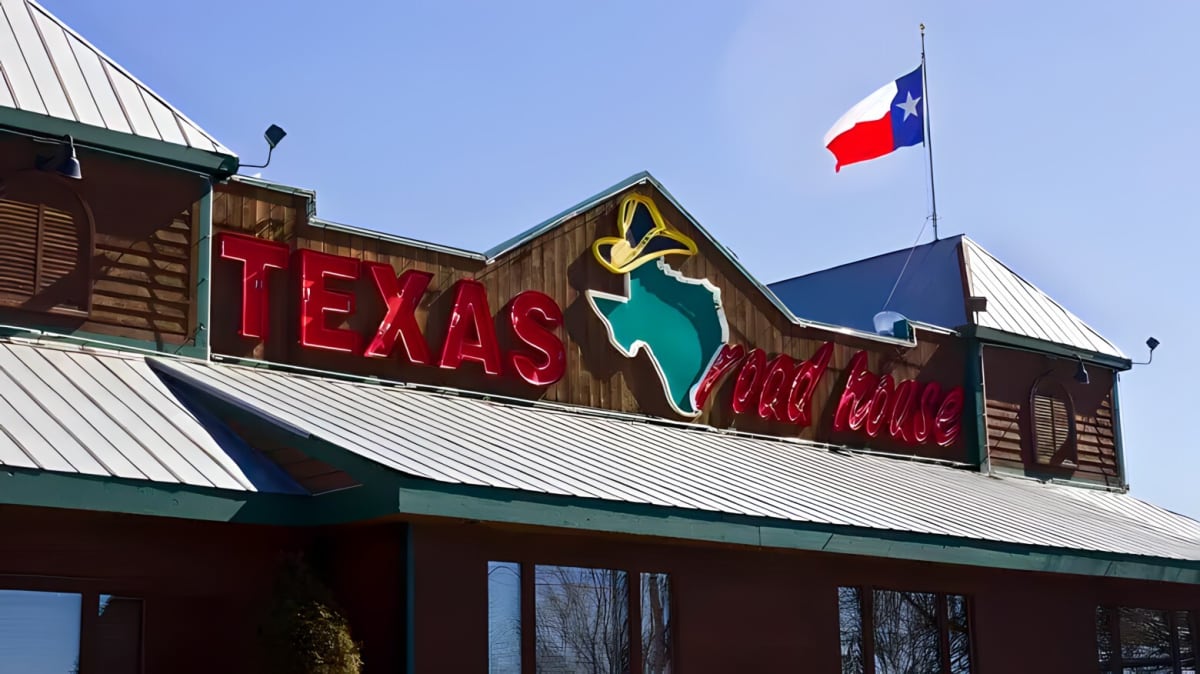The exterior of a Texas Roadhouse restaurant. 
