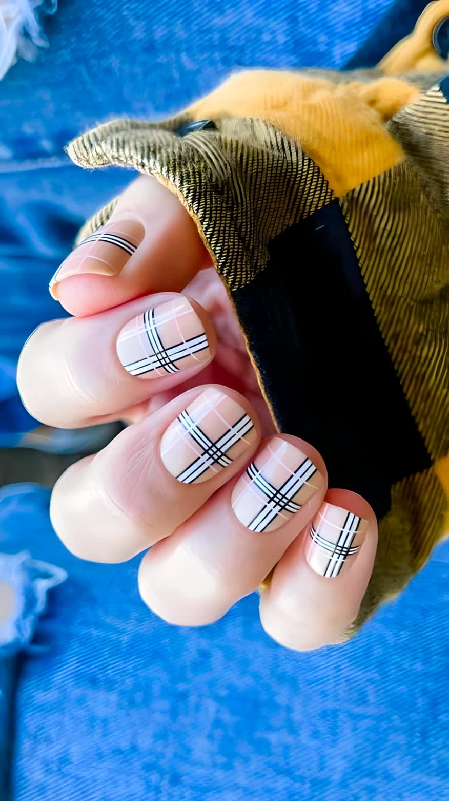 Short nails with a neutral plaid design